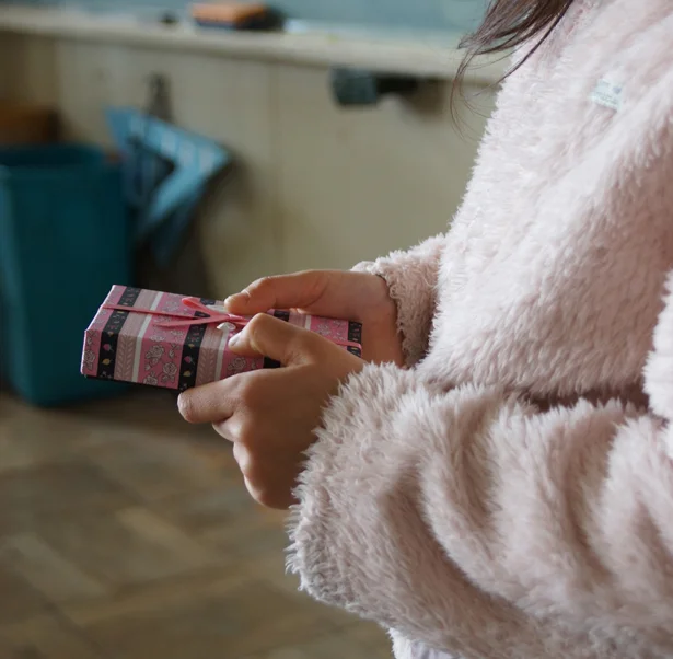 バレンタインのチョコ持ち込みはアリ？ ナシ？ 小学校教員の粋な計らいに賛否の声