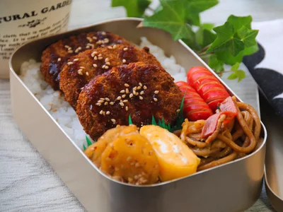 【写真】真ん中におかずをドーンと配置「メンチカツ弁当ʕ•̫͡•ʔ♬✧」