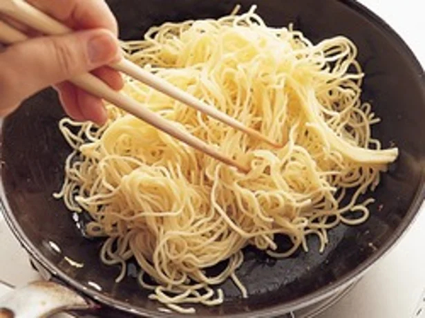 麺が焦げないように手際よく炒めましょう!