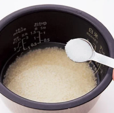 すし飯は、炊飯器に米と水、合わせ酢を入れて普通に炊くだけでOK