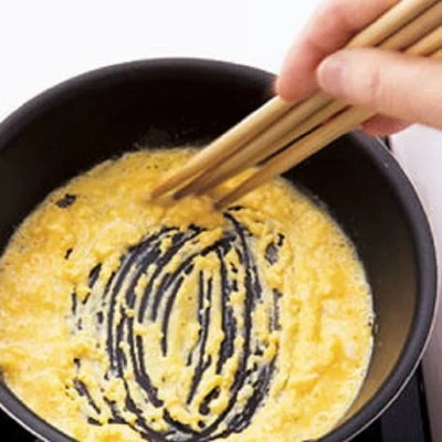 菜箸4～5本を使って卵液を混ぜると、きめ細かないり卵が作れる 