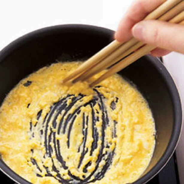 菜箸4~5本を使って卵液を混ぜると、きめ細かないり卵が作れる