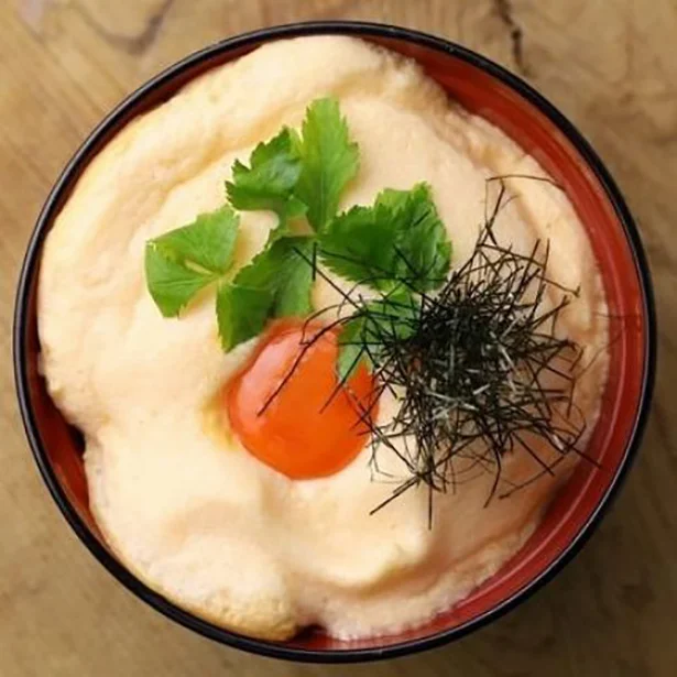 【写真】ふわふわに泡立てた卵がのった「大和肉鶏トロふわ親子丼」