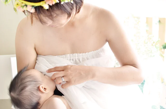 「めっちゃ助かる！」“抱っこせずに授乳できる方法”を紹介した漫画に感嘆の声