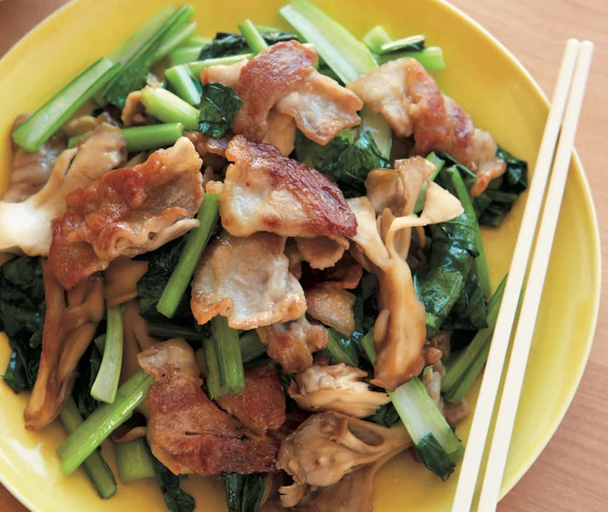 粉をまぶすと、めんつゆのうまみがよくからむ「豚バラと小松菜のめんつゆ炒め」