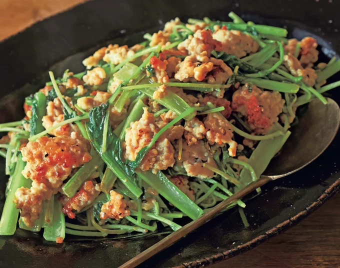 ごろっと焼いたひき肉で、満足感あり！「ひき肉と葉野菜のうまマヨ炒め」