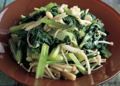 シャキッとした食感を残して「小松菜とえのきのナムル」