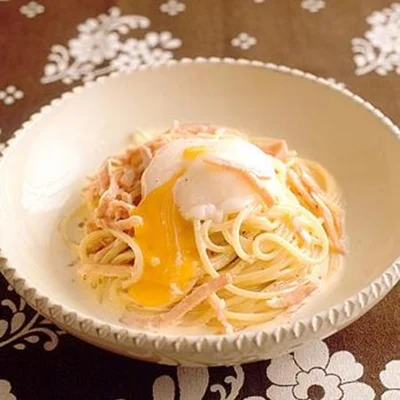 にんにくの香りが食欲をそそる「ハムと温泉卵のスパゲッティ」