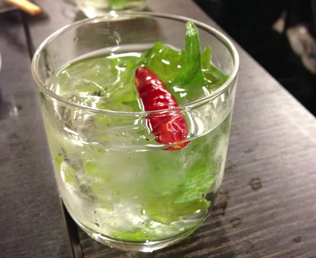 「本当に金魚が泳いでるみたい」 焼酎のおしゃれな飲み方“金魚”が話題