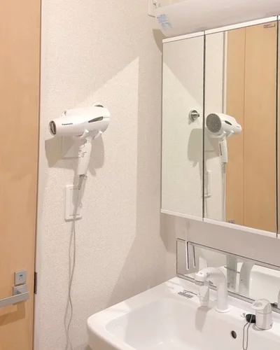 狭い脱衣所も「浮かせる収納」ですっきり！整理収納アドバイザーが活用する「山崎実業」の便利グッズ