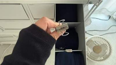 ダブルクリップに「半袖・長袖」とラベルを貼ってはさみました　▶一目でわかる収納