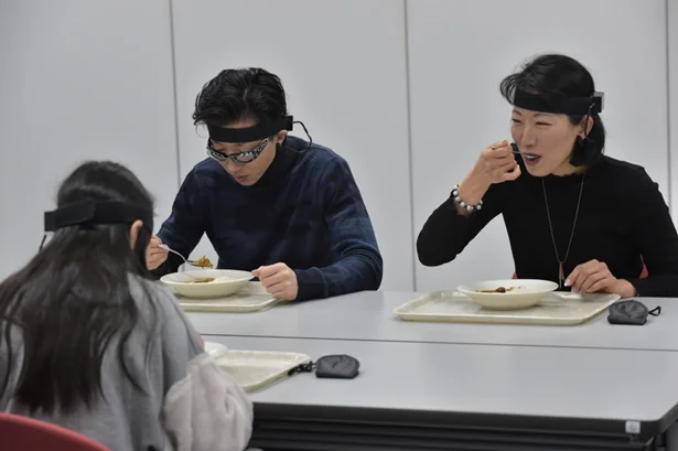 カレーを食べてもらい脳波に与える影響(効果)を検証