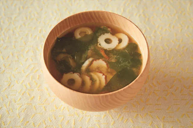 さっと作れてうまみしっかり「ちくわとわかめのみそ汁」