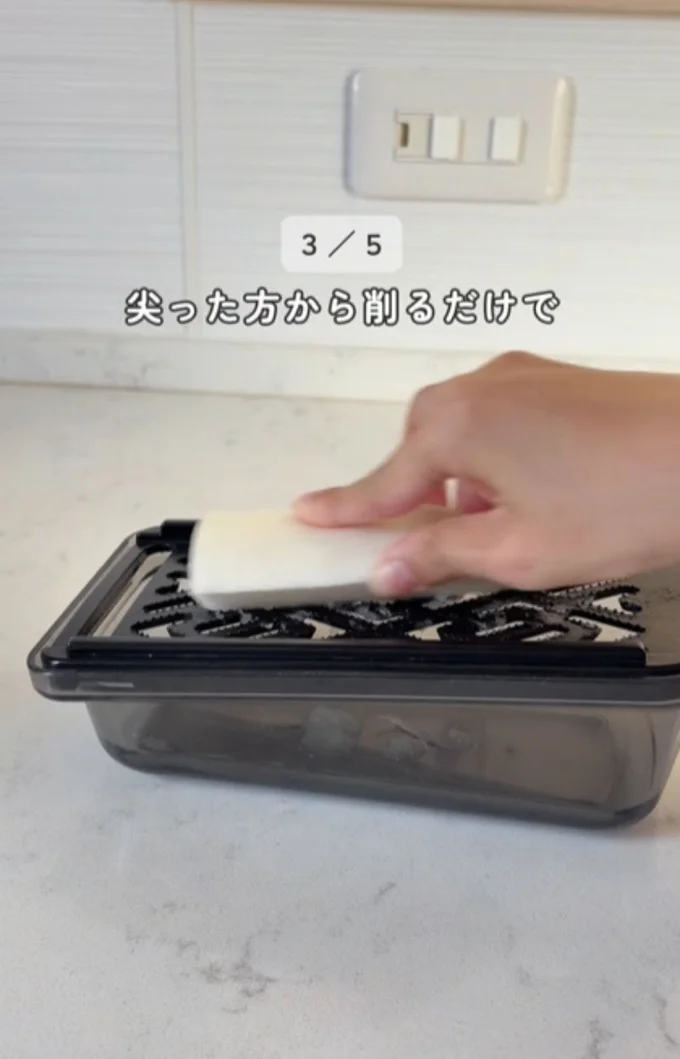 皮付きのまま擦ると怪我の防止に▶大根の真ん中部分は…(⇒次へ)