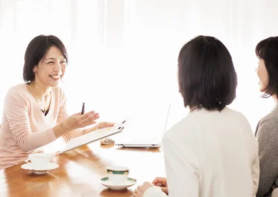 【写真を見る】座談会の様子。左から橋口さん、Sさん、Mさん