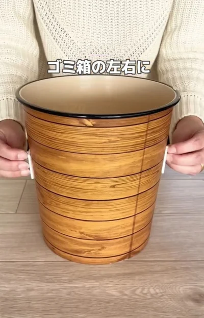 ゴミ箱の両側にフックを逆さに付ける▶ゴミ袋の持ち手を…（⇒次へ）