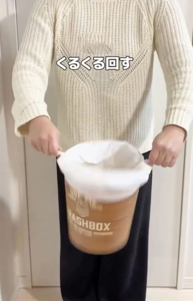 左右の持ち手をくるくる回す▶10回ほど回すと…(⇒次へ)