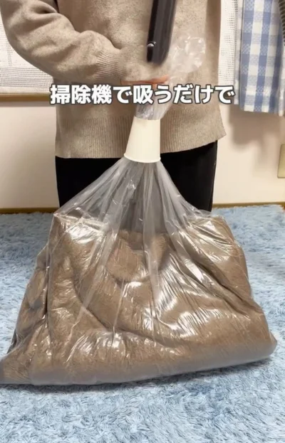 ゴミ袋に底を切り取った紙コップをセット▶掃除機で吸うと…（⇒次へ）