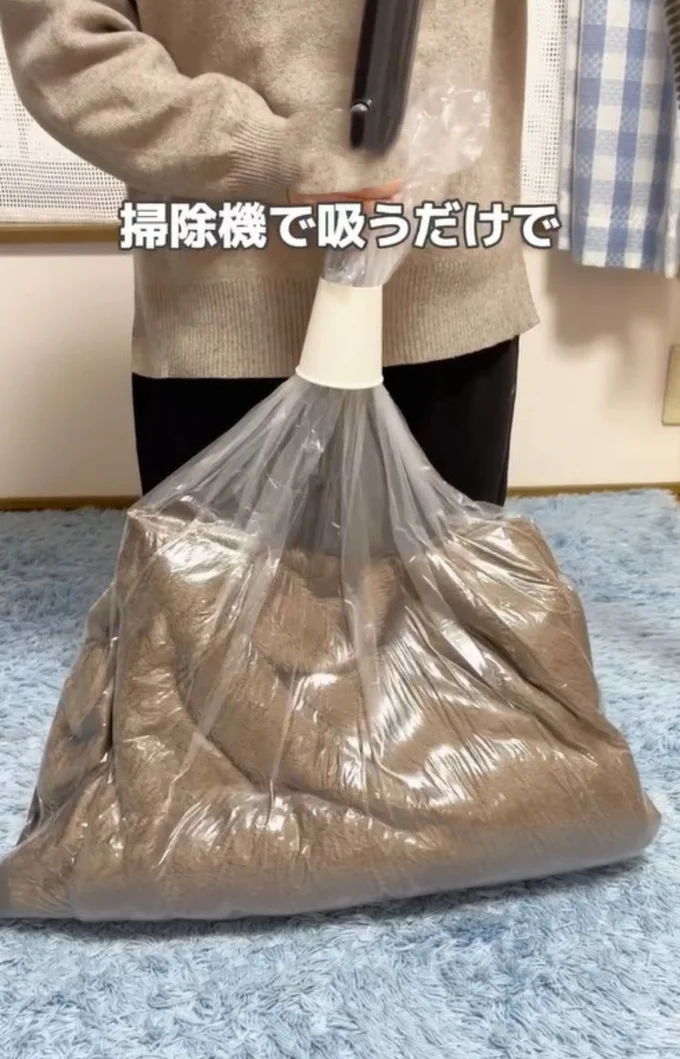 ゴミ袋に底を切り取った紙コップをセット▶掃除機で吸うと…(⇒次へ)