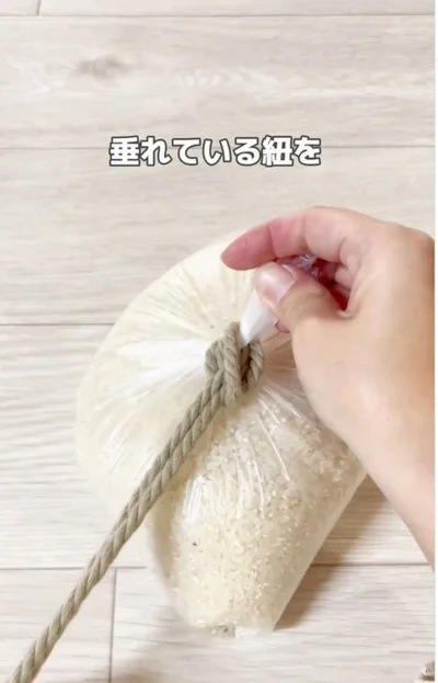 紐をゆっくり引いて締める▶仕上げに…（⇒次へ）