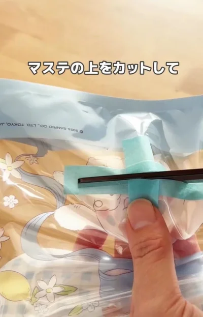 切り込みを入れる▶半分に切ったティッシュを入れると…（⇒次へ）