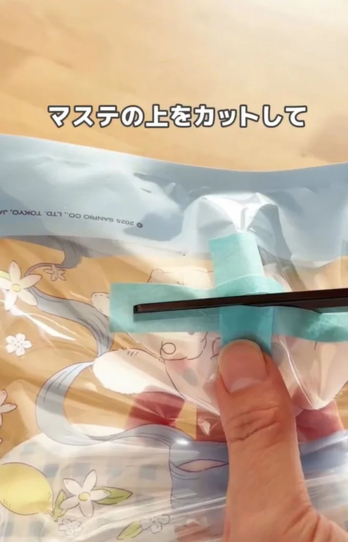 切り込みを入れる▶半分に切ったティッシュを入れると…(⇒次へ)