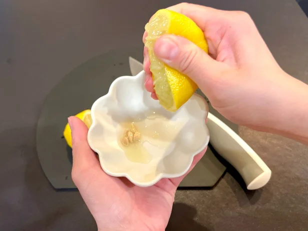 レモンを手で絞るとベタベタするし、種を取るのも地味に手間…(▶次へ)