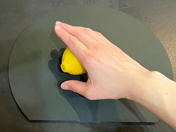 まずは、レモンを手で押しながら転がしてやわらかくする(▶次へ)
