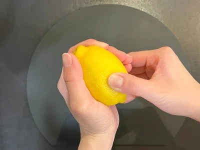 やわらかさの目安は、指で軽く押してくぼむくらいがベスト（▶次へ）
