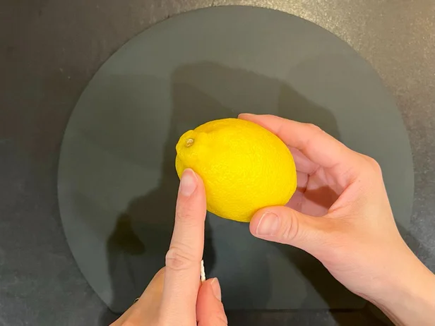 爪楊枝を刺すポイントを確認して…(▶次へ)