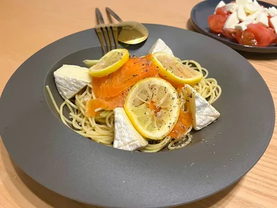 果汁を絞った後のレモンは、料理の添え物としても使える！