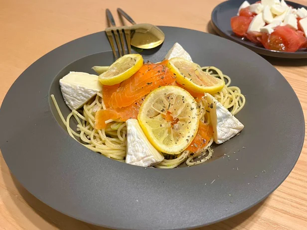 果汁を絞った後のレモンは、料理の添え物としても使える!