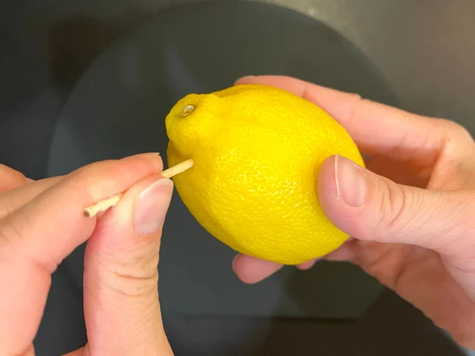 レモンの果汁を爪楊枝1本で簡単に絞る裏ワザ