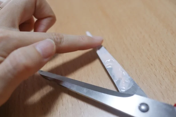 日焼け止めクリームをまんべんなく広げる（▶次へ）