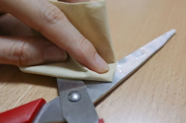 日焼け止めクリームをティッシュで拭き取る（▶効果をチェック）