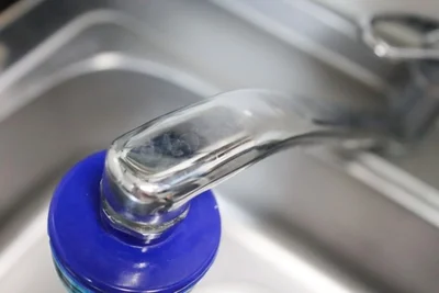 水垢で汚れた水栓も日焼け止めクリームで解決（▶手順をチェック）