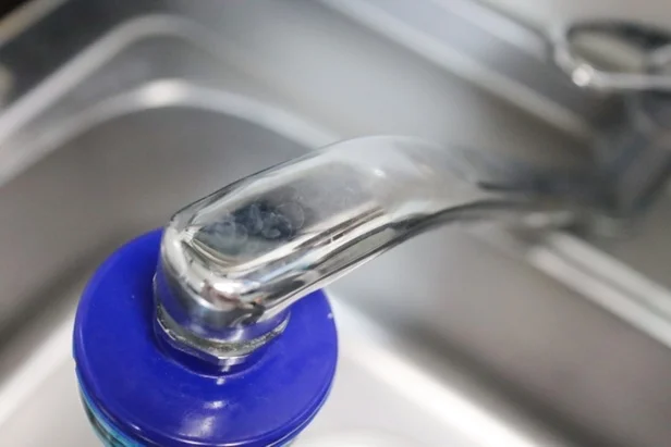 水垢で汚れた水栓も日焼け止めクリームで解決（▶手順をチェック）