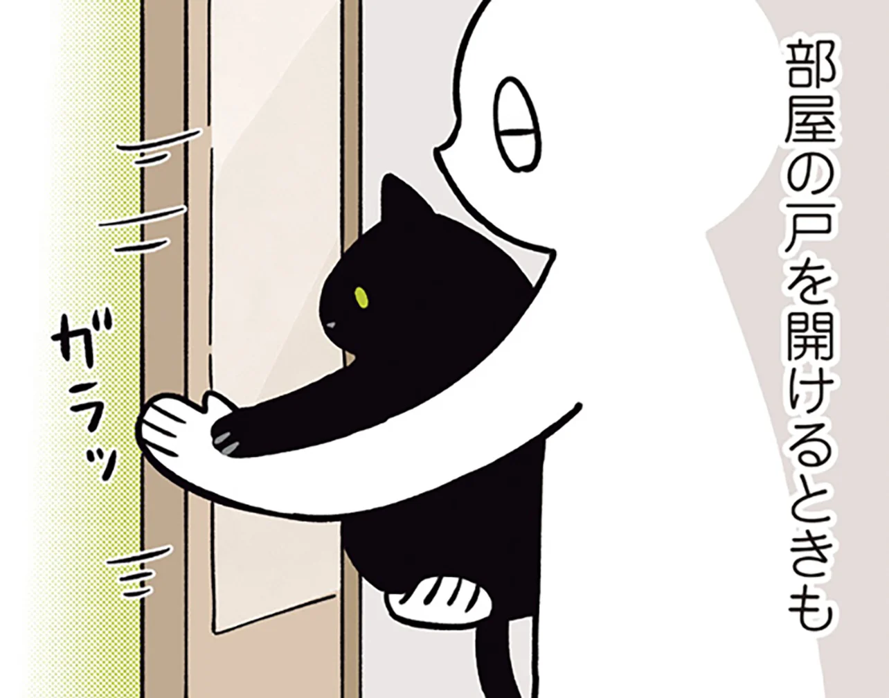 飼い主と手を重ねるクセが愛しくて。今日もぴったり寄り添う黒猫ろん