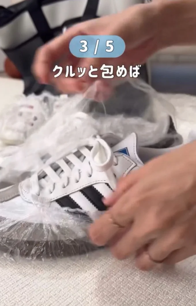 シャワーキャップで包む▶スーツケースに入れれば…（⇒次へ）