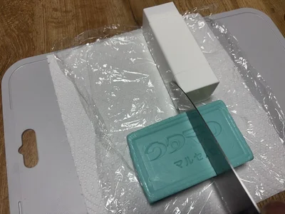 レンジで温めたあとにケースに入るサイズにカット（▶次へ）