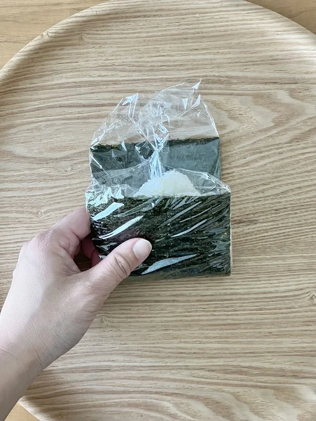 おにぎりを手前から奥へ折り畳み…(▶次へ)