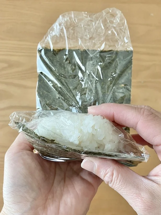 おにぎりの部分を手前に開き…(▶次へ)