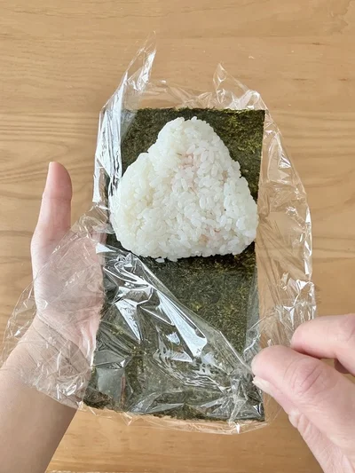 下側のラップを剥がして…（▶次へ）