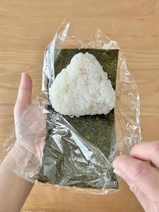 下側のラップを剥がして…(▶次へ)