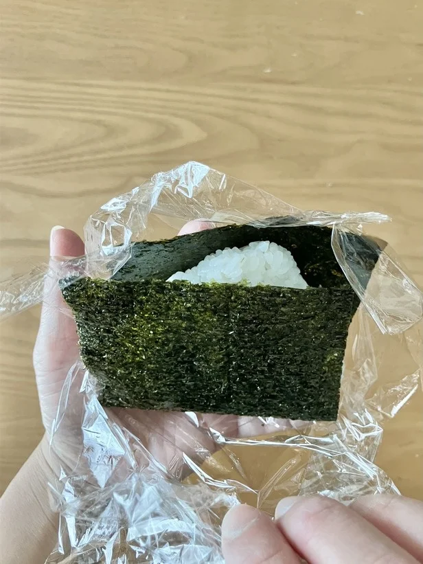 おにぎりを海苔で挟んで完成!(▶時間が経ったら…?)