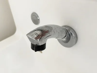 水垢で汚れた蛇口を歯磨き粉で掃除（▶準備するものをチェック）