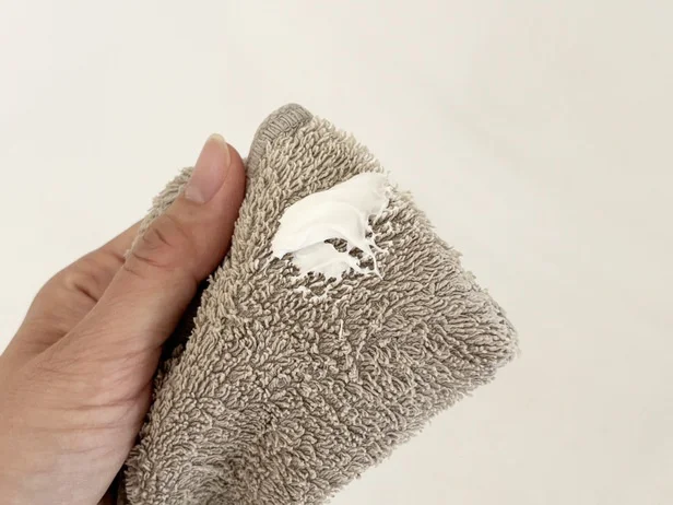 水で湿らせた布に歯磨き粉を付ける(▶次へ)