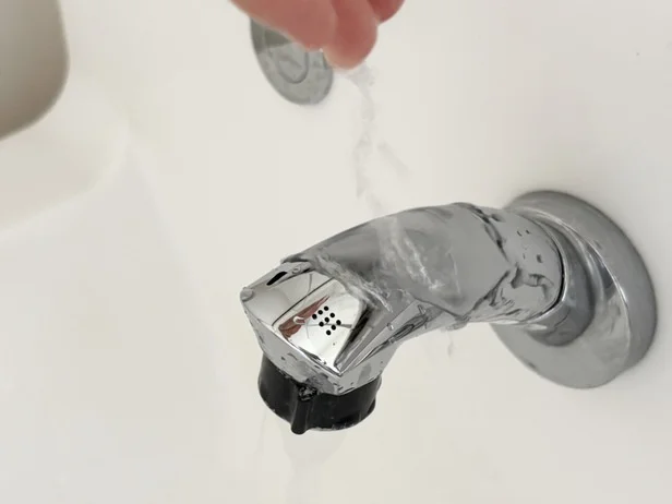 水で歯磨き粉を洗い流す(▶次へ)