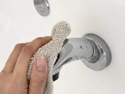 乾いた布で水滴を拭き取る（▶結果）
