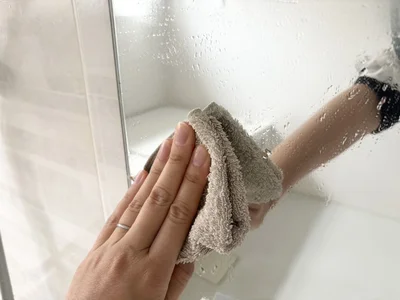 乾いた布で水滴を拭き取る（▶結果）